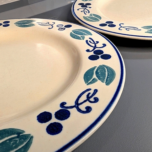 Pfaltzgraff vintage USA ceramic‎ Blueberries  handpainted 2 8.5" salad plates - Picture 5 of 5